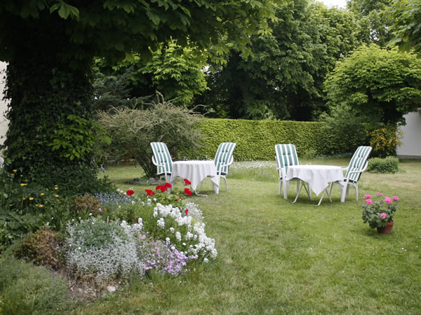 Hotelgarten mit Sitzgelegenheiten